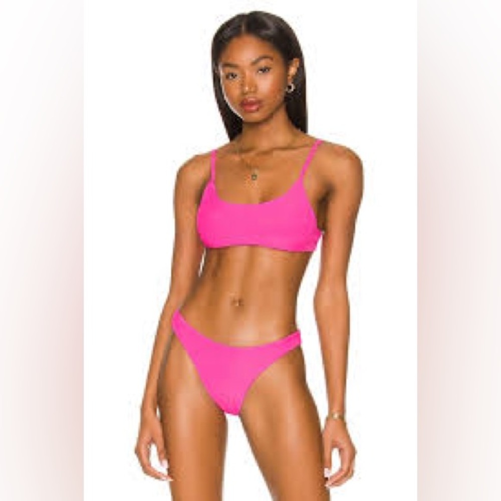 Mia Ribbed Bikini Top in Pink
superdown